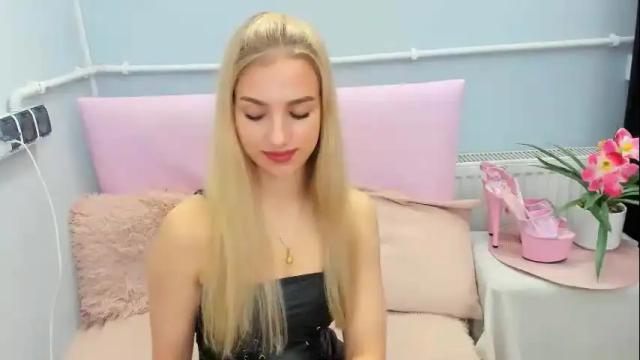 Image 2 of evettegold Stream on Chaturbate on 1 month ago
