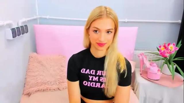Image 12 of evettegold Stream on Chaturbate on 1 month ago