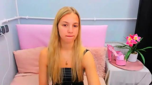 Image 11 of evettegold Stream on Chaturbate on 1 month ago