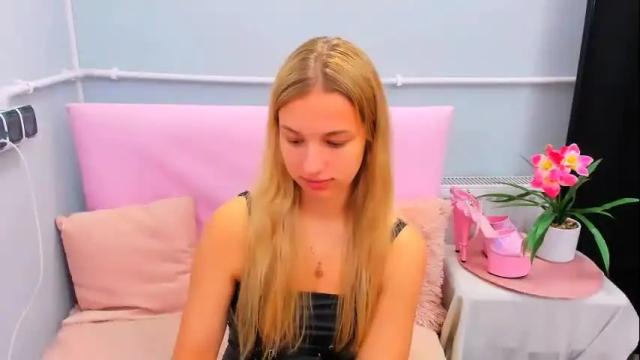 Image 12 of evettegold Stream on Chaturbate on 1 month ago