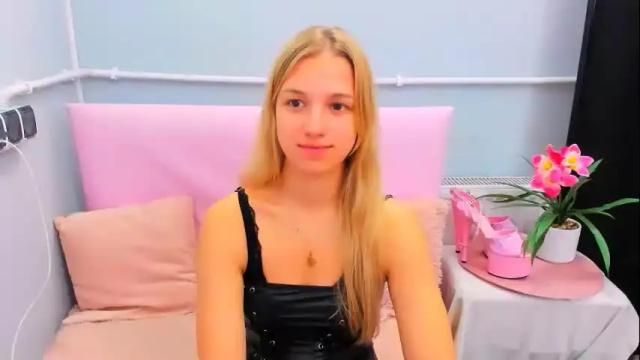 Image 2 of evettegold Stream on Chaturbate on 1 month ago