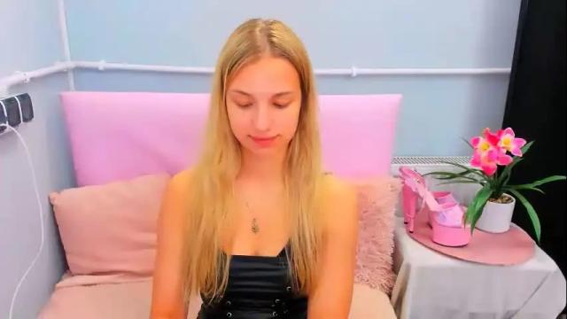 Image 7 of evettegold Stream on Chaturbate on 1 month ago