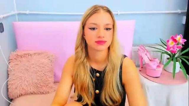Image 3 of evettegold Stream on Chaturbate on 1 month ago
