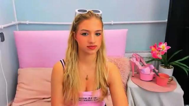 Image 10 of evettegold Stream on Chaturbate on 26 days ago