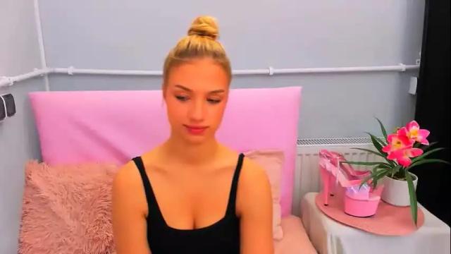 Image 12 of evettegold Stream on Chaturbate on 24 days ago