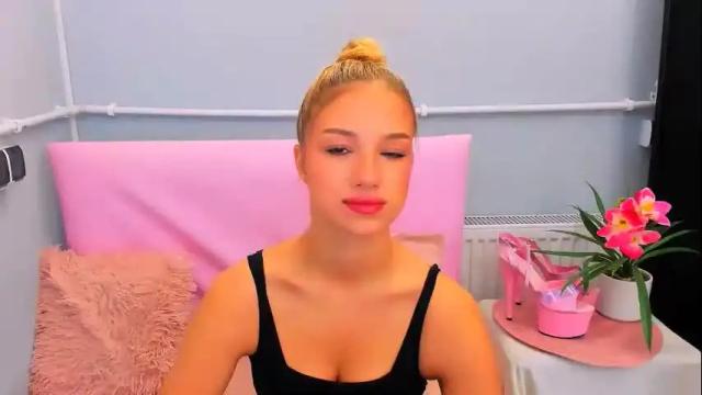 Image 3 of evettegold Stream on Chaturbate on 24 days ago