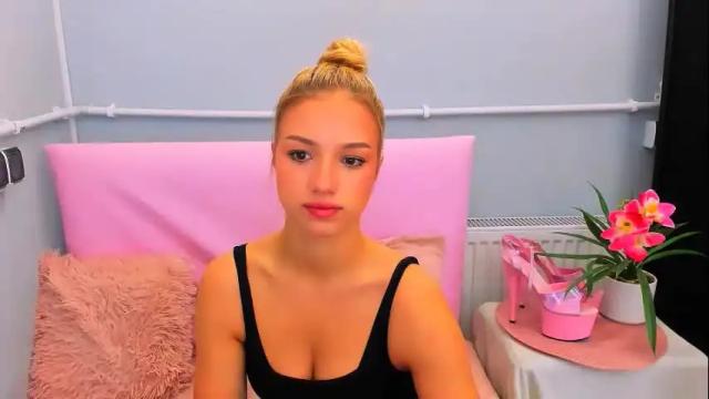 Image 8 of evettegold Stream on Chaturbate on 24 days ago