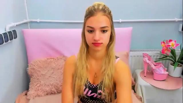 Image 11 of evettegold Stream on Chaturbate on 16 days ago