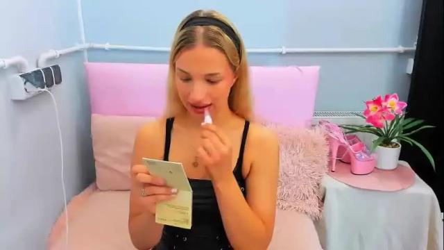 Image 4 of evettegold Stream on Chaturbate on 14 days ago