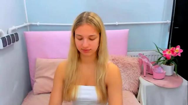 Image 7 of evettegold Stream on Chaturbate on 6 days ago