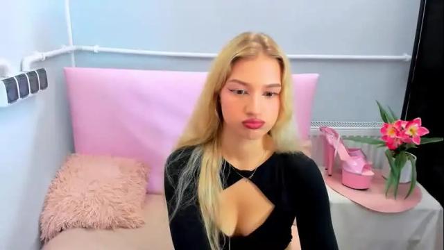 Image 12 of evettegold Stream on Chaturbate on 4 days ago