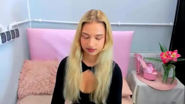 Image 2 of evettegold Stream on Chaturbate on 4 days ago