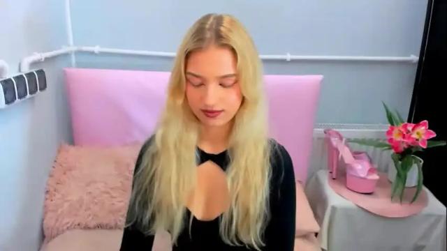 Image 3 of evettegold Stream on Chaturbate on 4 days ago