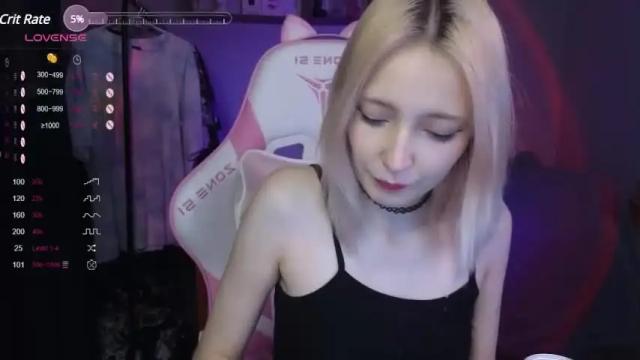 Image 3 of evie_rosen Stream on Chaturbate on 14 months ago