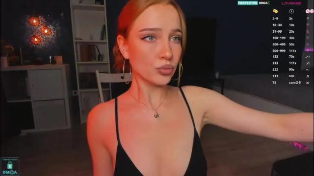 Image 2 of eviesapphire Stream on Chaturbate on 2 months ago