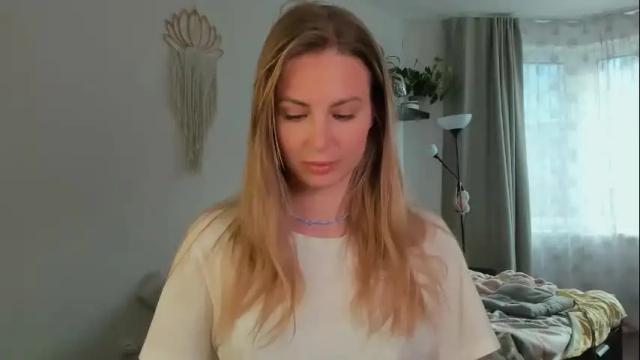 Image 3 of f1oraa Stream on Chaturbate on 2 months ago