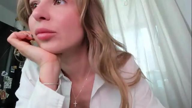 Image 6 of f1oraa Stream on Chaturbate on 15 days ago