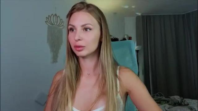 Image 2 of f1oraa Stream on Chaturbate on 4 days ago