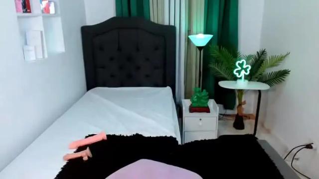 Image 8 of felicity_finley Stream on Chaturbate on 17 months ago