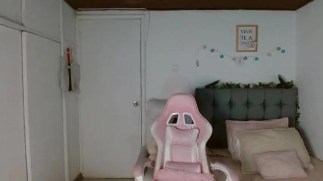 Image 3 of feminineparadise Stream on Chaturbate on 14 months ago