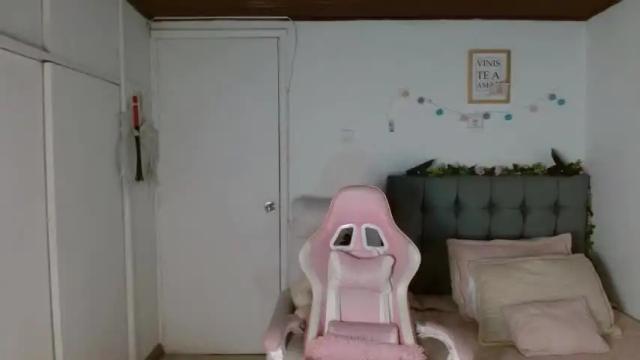 Image 4 of feminineparadise Stream on Chaturbate on 14 months ago