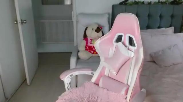 Image 10 of feminineparadise Stream on Chaturbate on 14 months ago