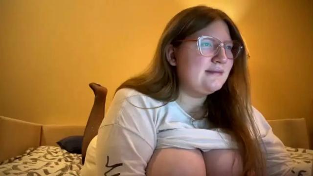 Image 12 of fiechenh Stream on Chaturbate on 15 months ago