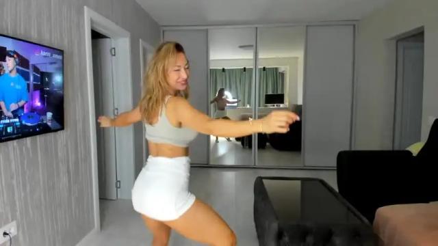 Image 3 of finestchantilly Stream on Chaturbate on 1 month ago