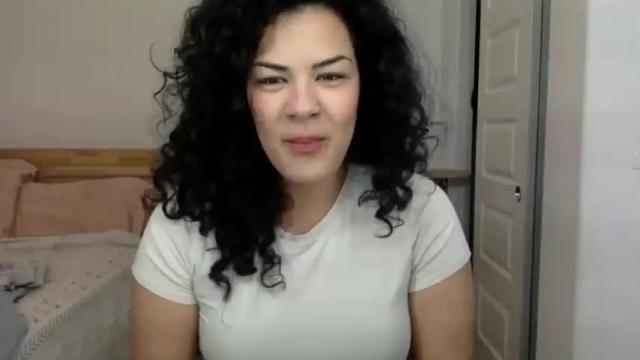 Image 2 of fitbabemona Stream on Chaturbate on 16 months ago