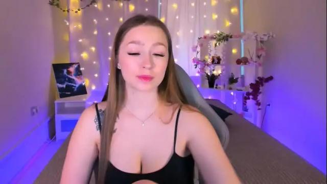 Image 2 of fleurs_de_cerisier Stream on Chaturbate on 1 month ago