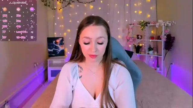 Image 8 of fleurs_de_cerisier Stream on Chaturbate on 19 days ago