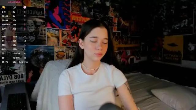 Image 4 of flirtykitty_ Stream on Chaturbate on 1 month ago