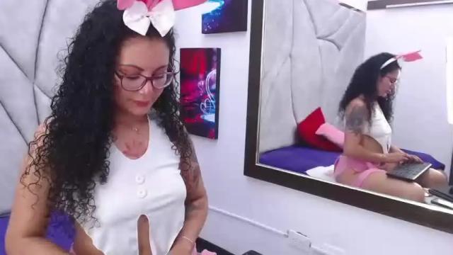 Image 4 of flora_diaz Stream on Chaturbate on 18 months ago