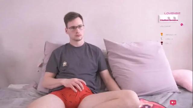 Image 7 of fluffy_hat Stream on Chaturbate on 8 months ago