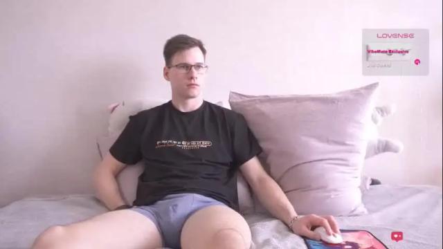 Image 3 of fluffy_hat Stream on Chaturbate on 8 months ago