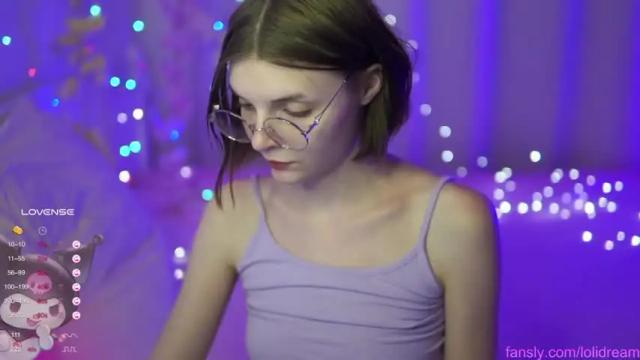 Image 2 of fluffyellie Stream on Chaturbate on 15 months ago