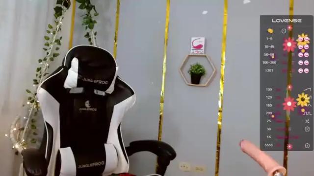 Image 8 of fox_maturee Stream on Chaturbate on 21 months ago