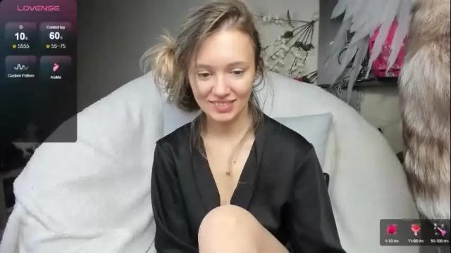 Image 2 of foxy_blond Stream on Chaturbate on 1 month ago