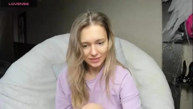Image 10 of foxy_blond Stream on Chaturbate on 1 month ago