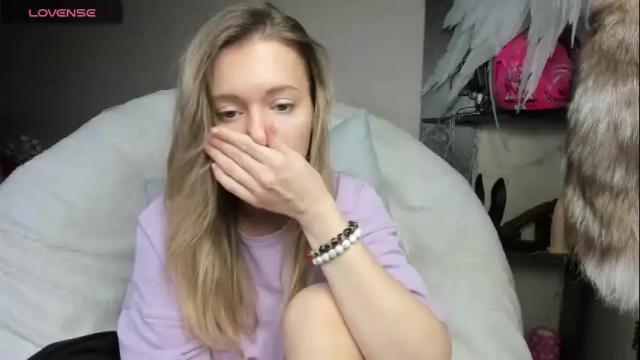 Image 2 of foxy_blond Stream on Chaturbate on 1 month ago