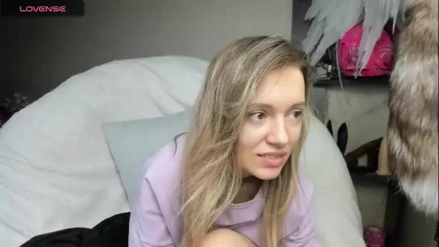Image 3 of foxy_blond Stream on Chaturbate on 1 month ago