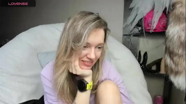 Image 4 of foxy_blond Stream on Chaturbate on 1 month ago