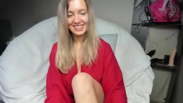 Image 4 of foxy_blond Stream on Chaturbate on 11 days ago
