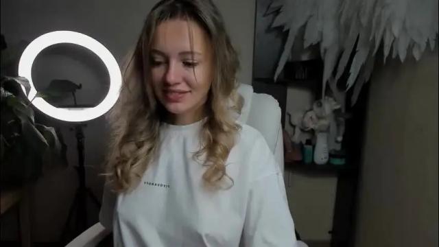 Image 8 of foxy_blond Stream on Chaturbate on 1 month ago