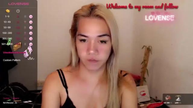 Image 2 of foxyinnocentstar Stream on Chaturbate on 14 months ago