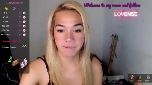Image 2 of foxyinnocentstar Stream on Chaturbate on 14 months ago
