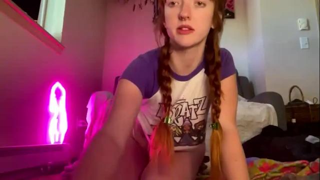 Image 2 of foxyredddd Stream on Chaturbate on 3 months ago