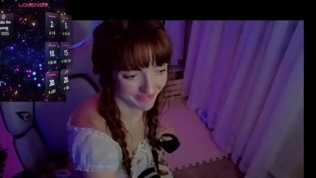 Image 10 of foxyredddd Stream on Chaturbate on 1 month ago