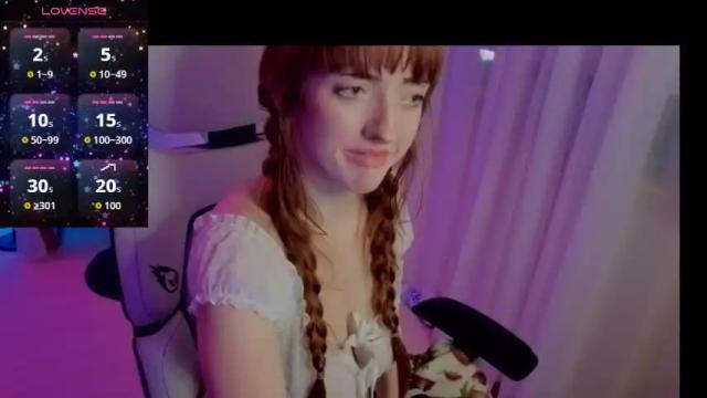 Image 4 of foxyredddd Stream on Chaturbate on 1 month ago