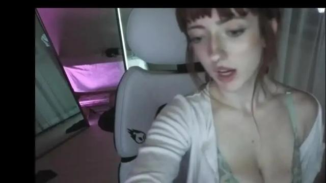 Image 6 of foxyredddd Stream on Chaturbate on 1 month ago